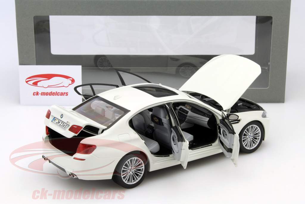 BMW M5 год 2011 белый 1:18 Paragon Models