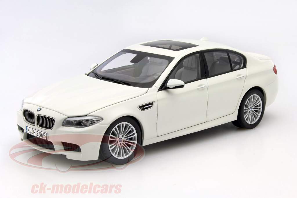 BMW M5 jaar 2011 wit 1:18 Paragon Models