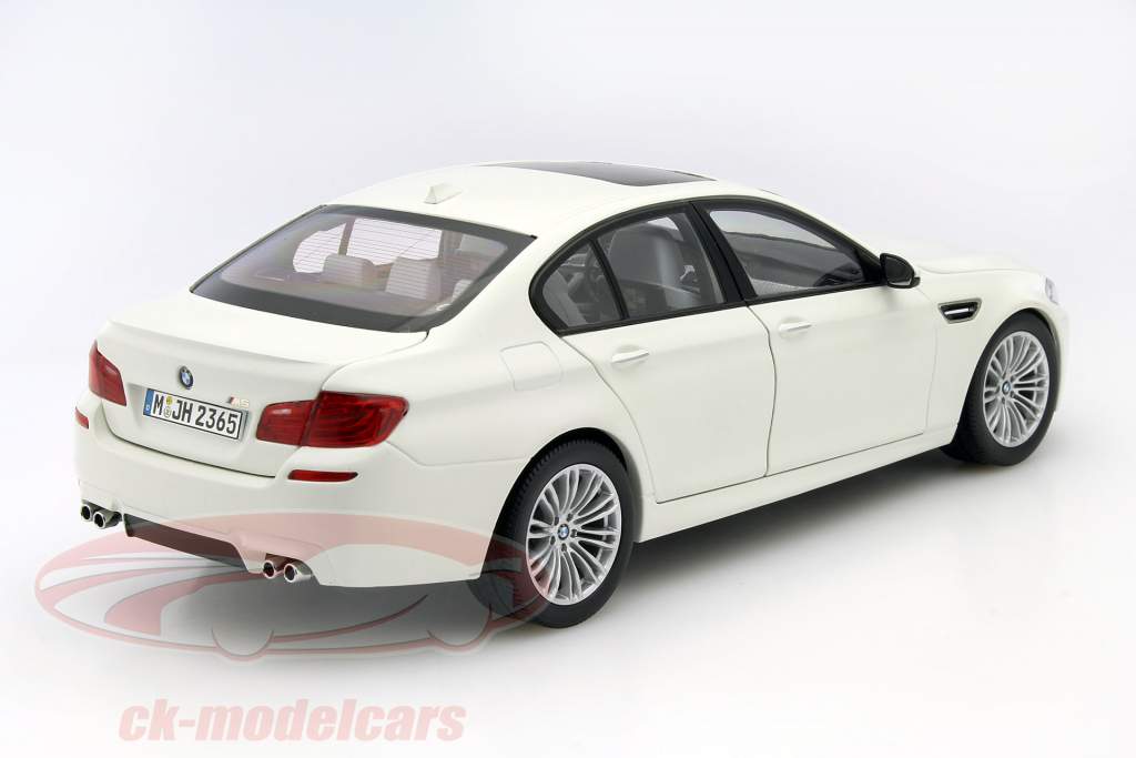 BMW M5 jaar 2011 wit 1:18 Paragon Models
