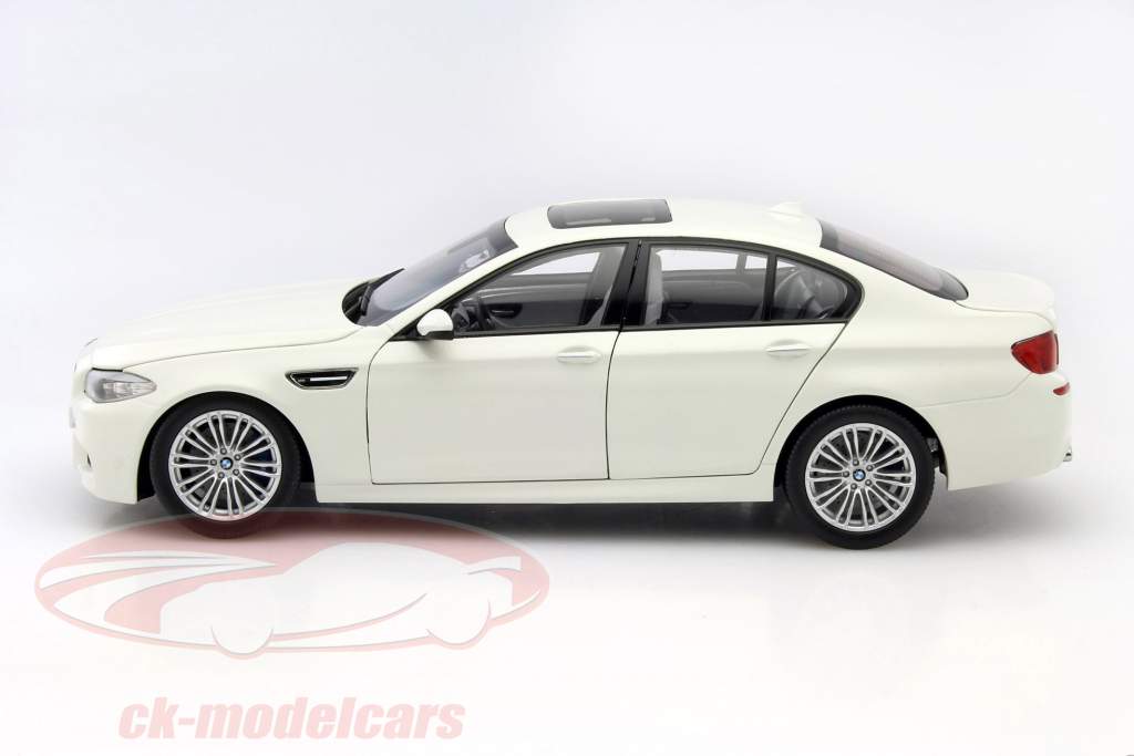 BMW M5 jaar 2011 wit 1:18 Paragon Models