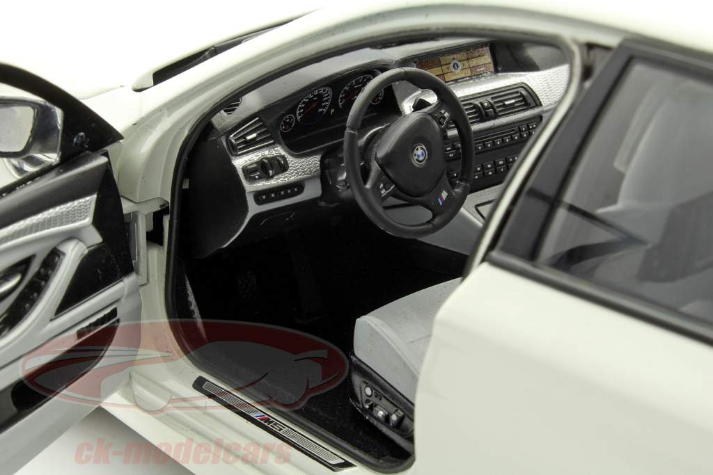 BMW M5 год 2011 белый 1:18 Paragon Models