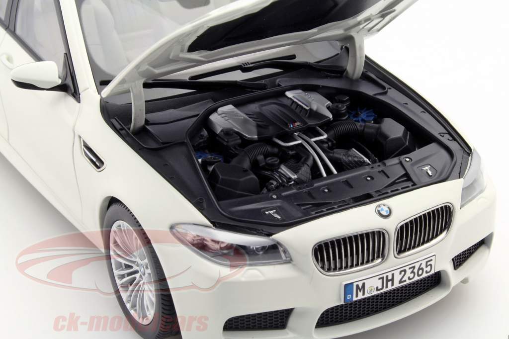 BMW M5 год 2011 белый 1:18 Paragon Models
