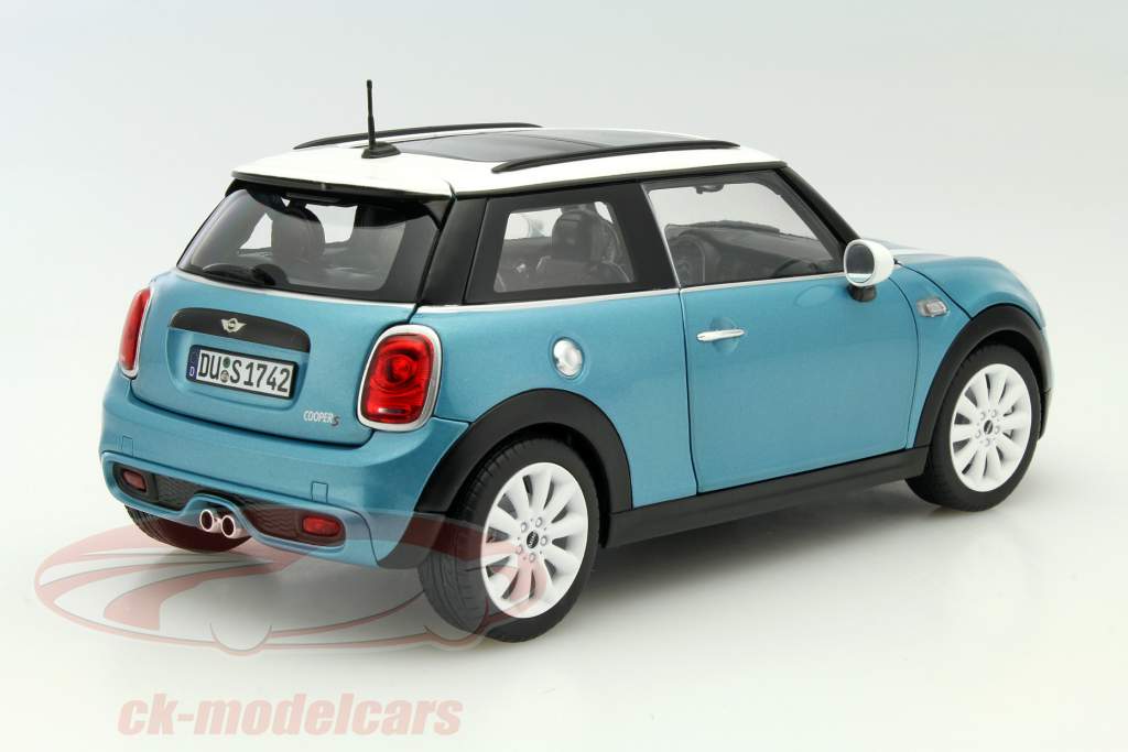 Mini Cooper S год 2015 светло-голубой 1:18 Norev