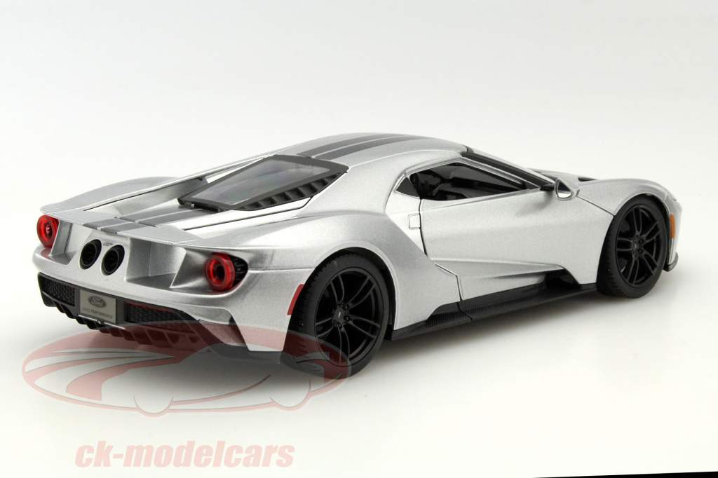 Ford GT год 2017 серебряный 1:18 Maisto