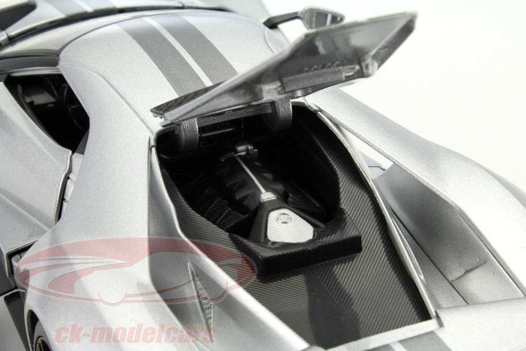 Ford GT год 2017 серебряный 1:18 Maisto