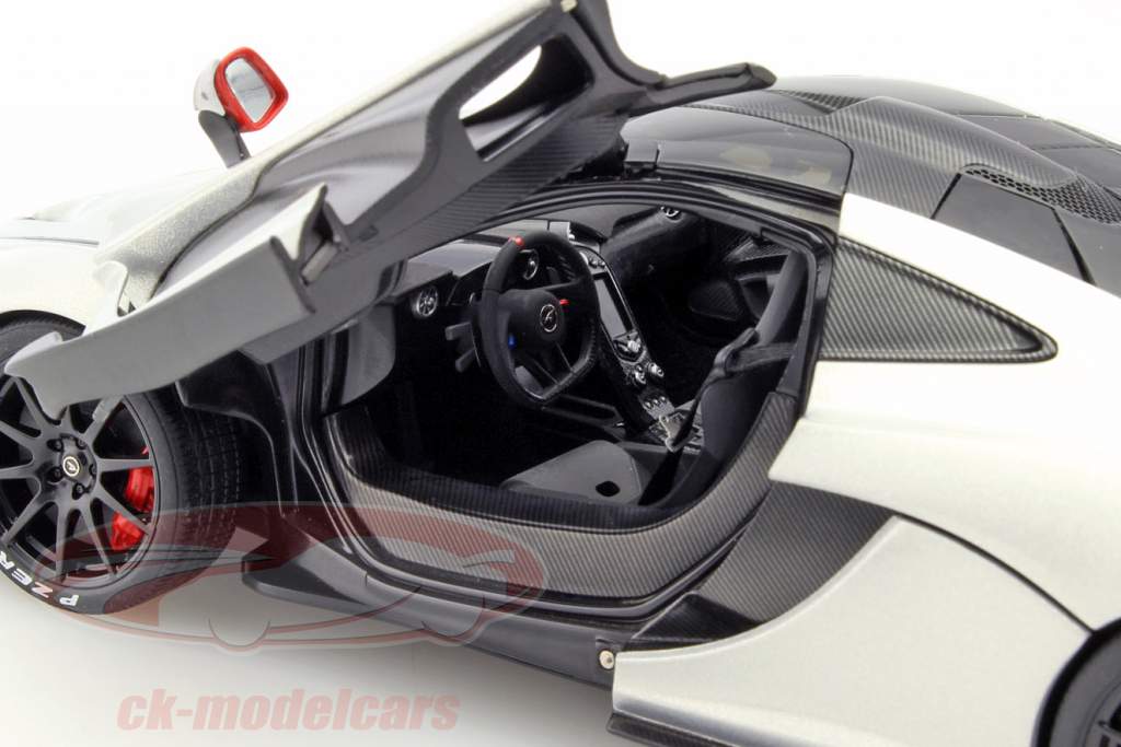 McLaren P1 anno 2013 argento / rosso 1:18 AUTOart