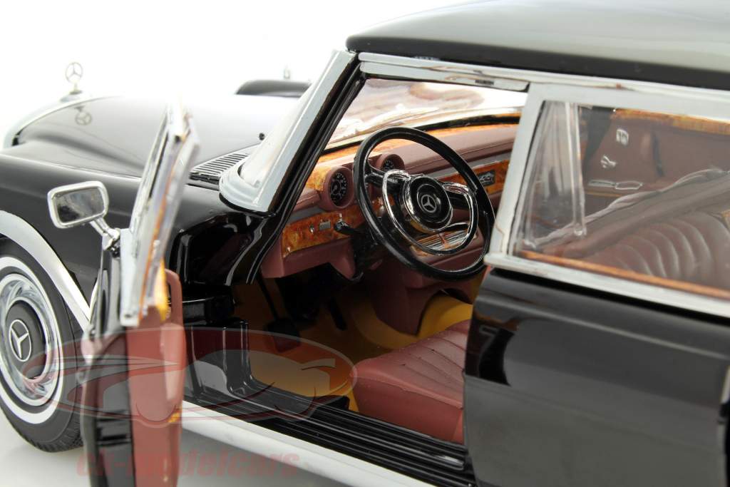 Mercedes-Benz 600 Pullman anno 1966 nero 1:18 SunStar