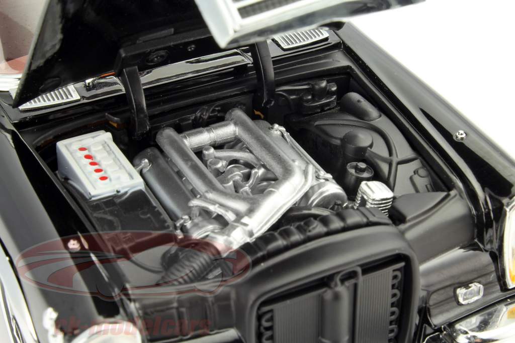 Mercedes-Benz 600 Pullman anno 1966 nero 1:18 SunStar