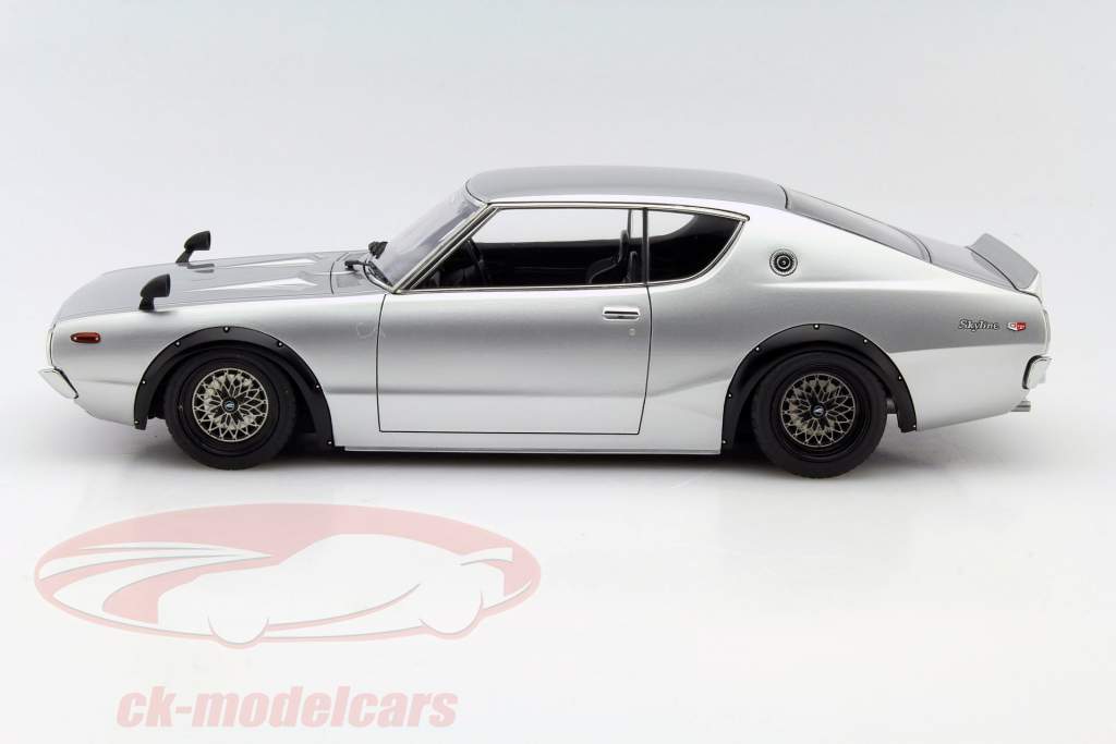 Nissan Skyline 2000 GT-R plata 1:18 Ignition Model