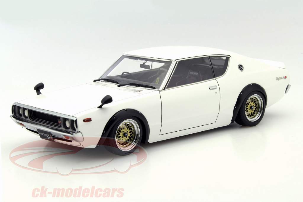 Nissan Skyline 2000 GT-R bianco 1:18 Ignition Model