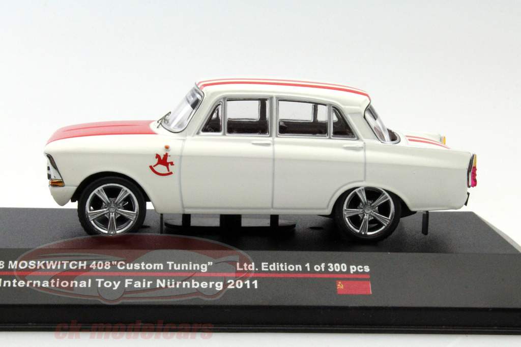 Moskwitch 408 Custom Tuning jaar 1968 Toy Fair Nürnberg 2011 wit / rood 1:43 Ixo