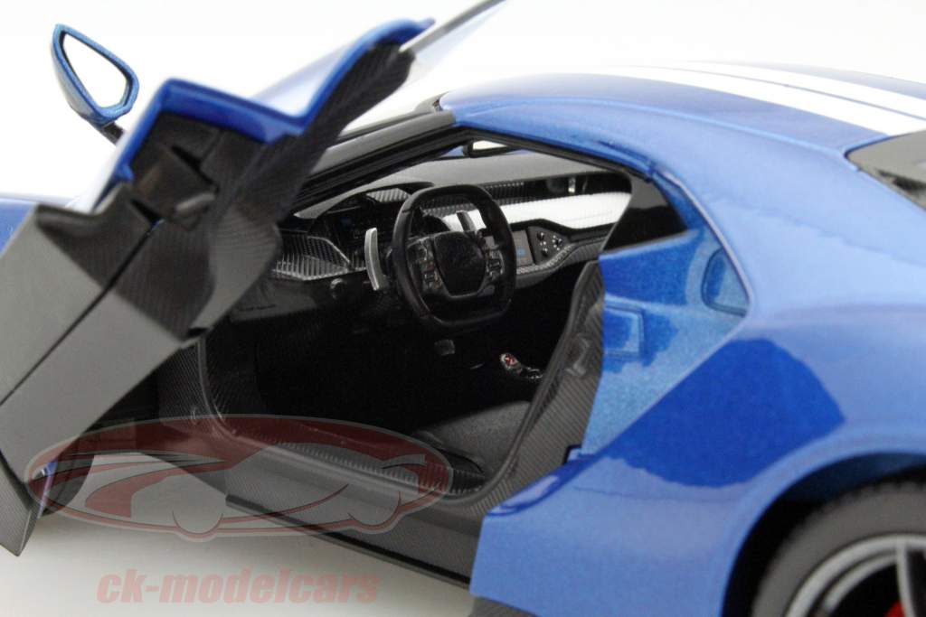 Ford GT год 2017 синий 1:18 Maisto