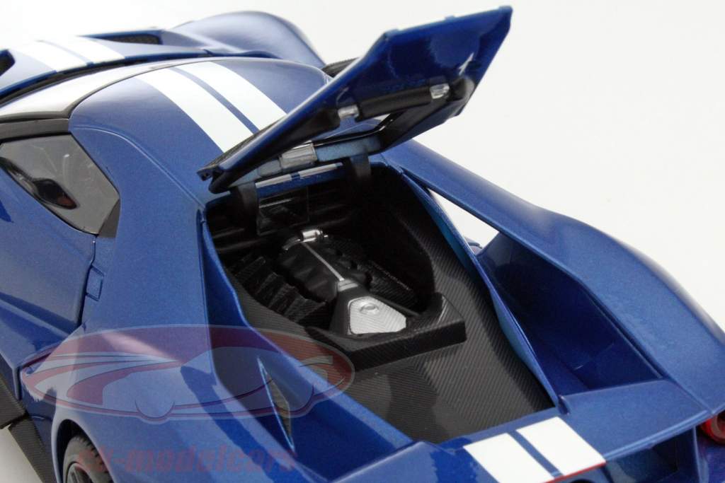 Ford GT год 2017 синий 1:18 Maisto