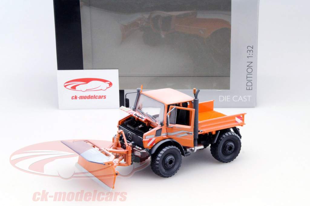 Unimog U1600 冬季服务 橙 1:32 Schuco