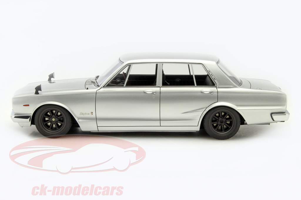Nissan Skyline 2000 GT-R 銀 1:18 Ignition Model