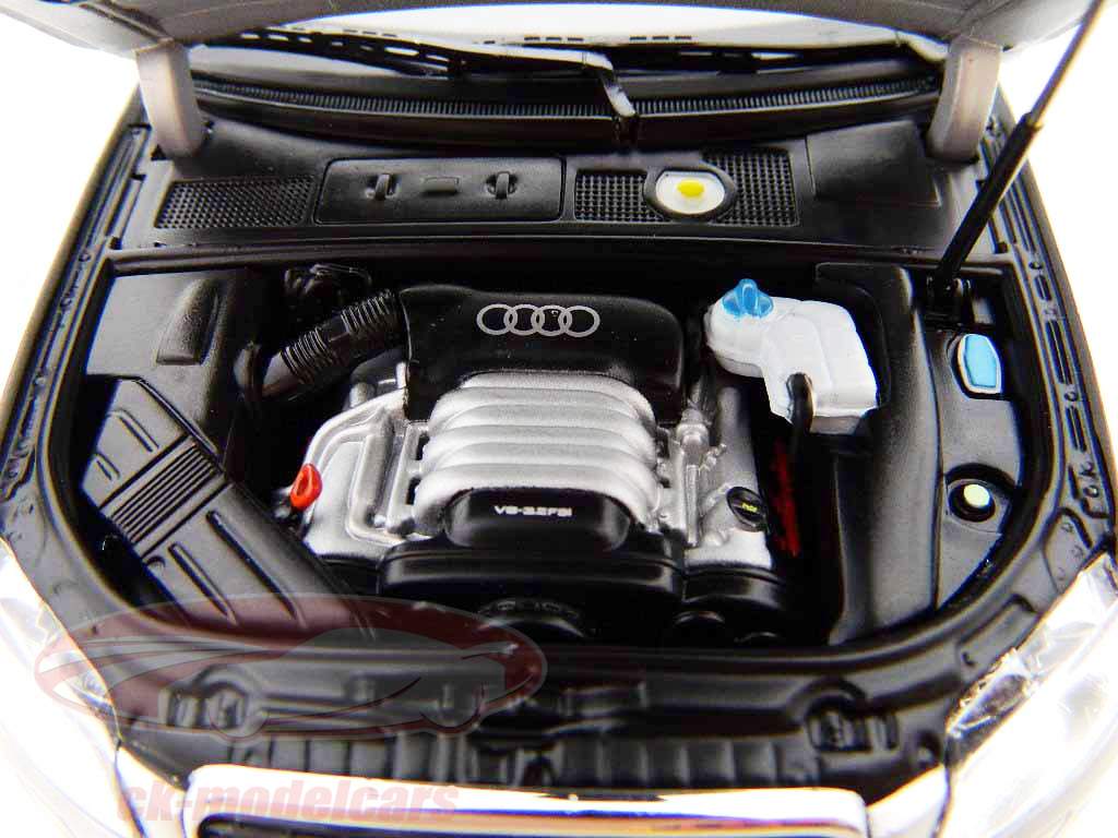 Audi A4 Bj. 2005 silver metallic 1:18 Minichamps