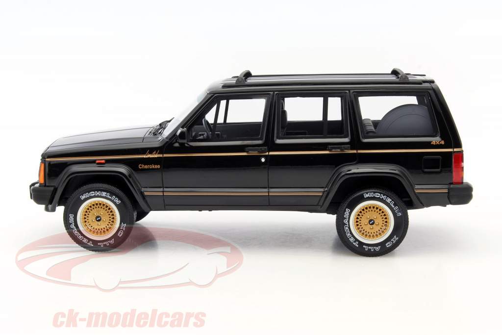 Jeep Cherokee Limited год 1983 черный 1:18 OttOmobile