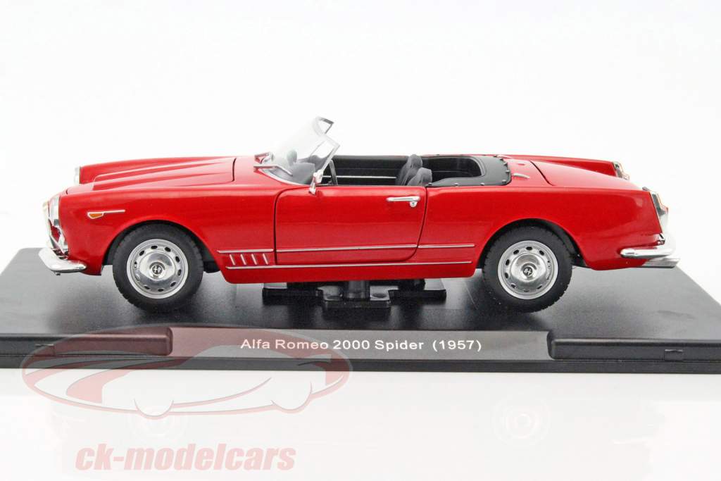Alfa Romeo 2000 Spider 建造年份 1957 红 1:24 Leo Models
