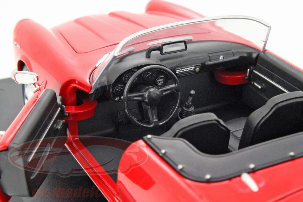 Alfa Romeo 2000 Spider 建造年份 1957 红 1:24 Leo Models