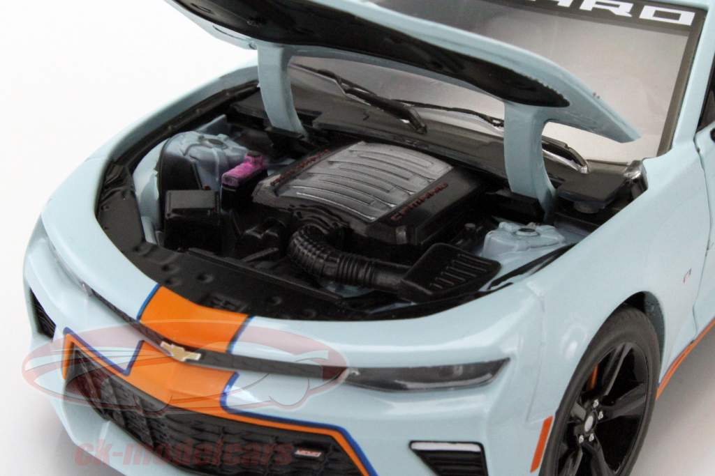 Chevrolet Camaro SS año de construcción 2017 Gulf versión 1:24 Greenlight