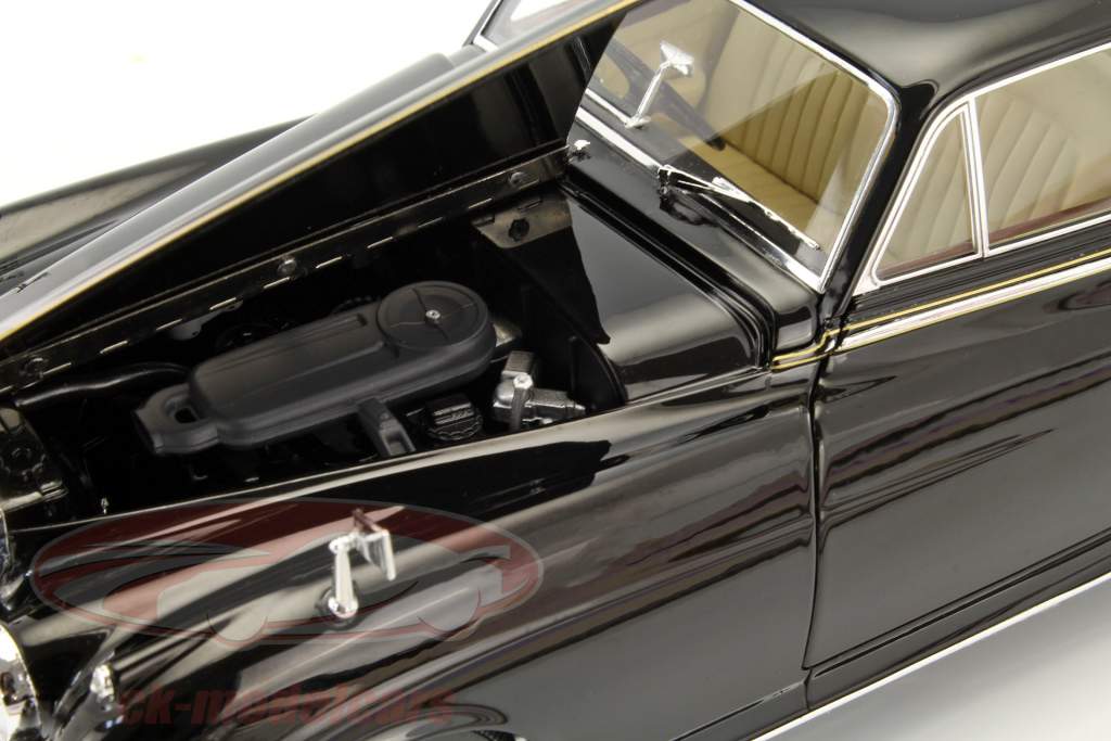 Rolls Royce Silver Cloud II 建造年份 1954 黑 1:18 Minichamps