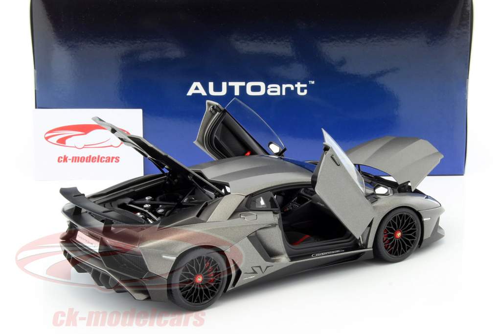 Lamborghini Aventador LP750-4 SV jaar 2015 mat grijs 1:18 AUTOart
