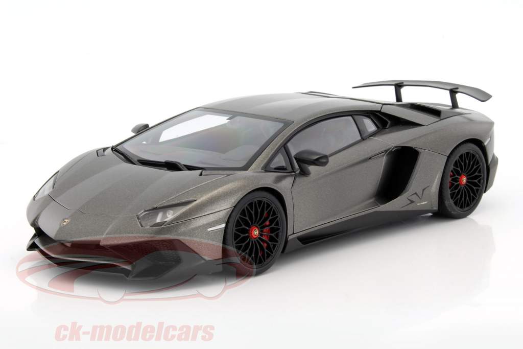 Lamborghini Aventador LP750-4 SV jaar 2015 mat grijs 1:18 AUTOart