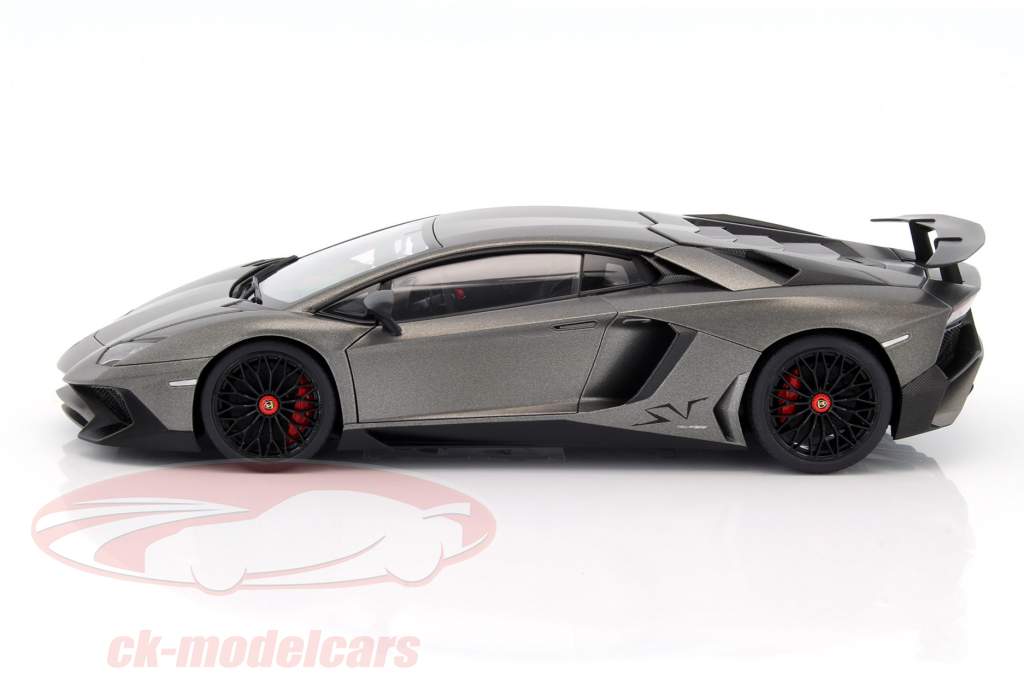 Lamborghini Aventador LP750-4 SV ano 2015 esteira cinzento 1:18 AUTOart