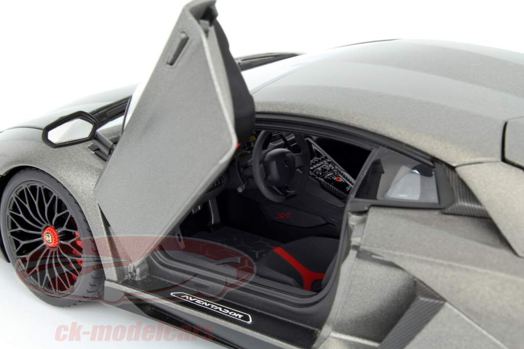 Lamborghini Aventador LP750-4 SV jaar 2015 mat grijs 1:18 AUTOart