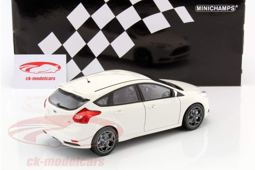 Ford Focus ST Год 2011 белый 1:18 Minichamps
