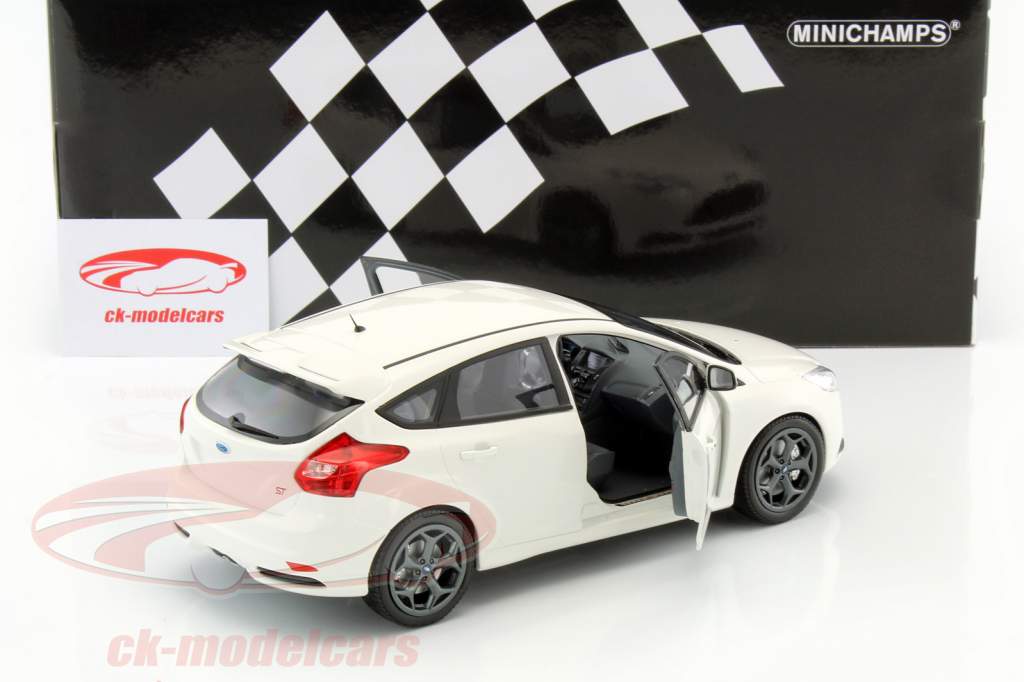Ford Focus ST Год 2011 белый 1:18 Minichamps