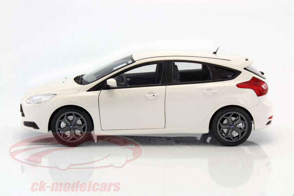 Ford Focus ST Год 2011 белый 1:18 Minichamps