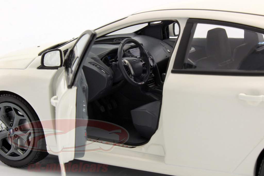 Ford Focus ST Год 2011 белый 1:18 Minichamps