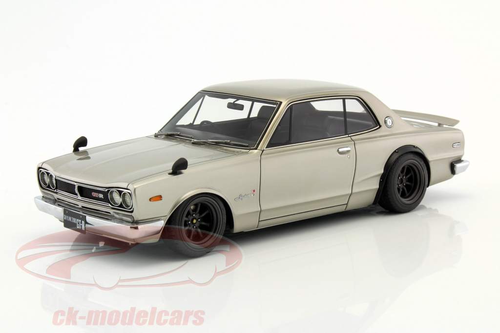 Nissan Skyline 2000 GT-R (KPGC10) argento 1:18 Ignition Model