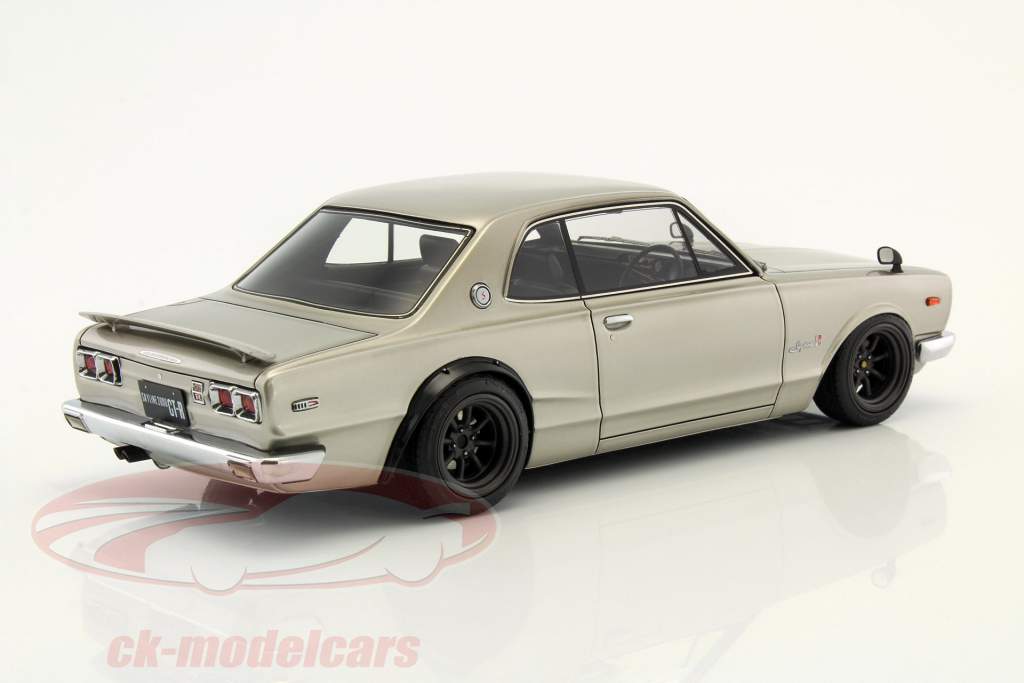 Nissan Skyline 2000 GT-R (KPGC10) argento 1:18 Ignition Model