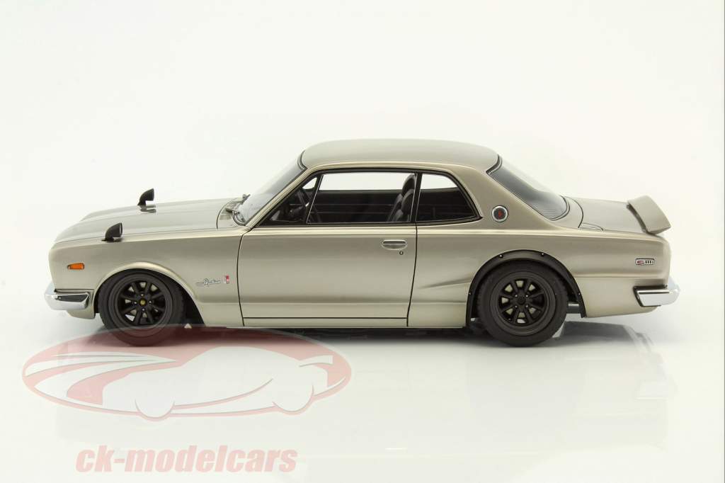 Nissan Skyline 2000 GT-R (KPGC10) argento 1:18 Ignition Model