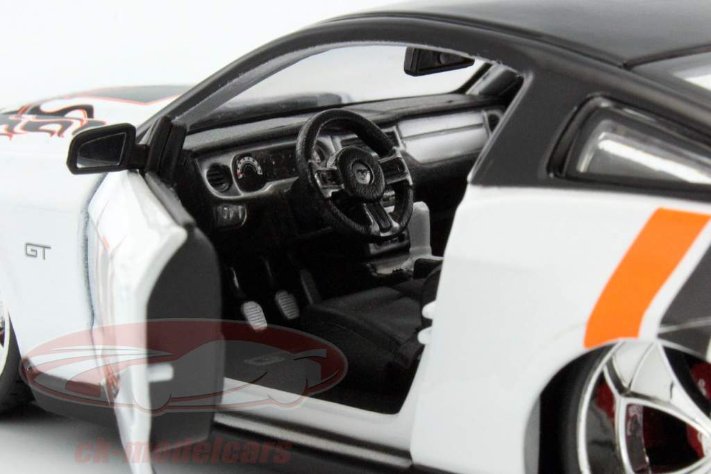 Ford Mustang GT Год постройки 2011 белый / черный 1:24 Maisto