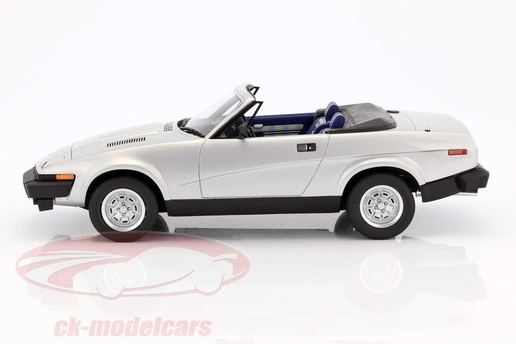 Triumph TR7 DHC Bouwjaar 1980 zilver metalen 1:18 Cult Scale