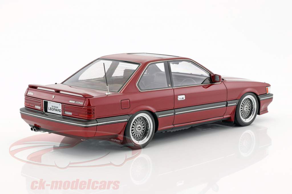 Nissan Leopard 3.0 Ultima (F31) rød 1:18 Ignition Model