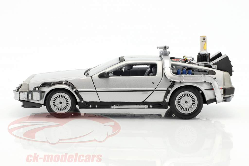 DeLorean Time Machine Flying Wheel Version Back to the Future II (1989) argent métallique 1:24 Welly