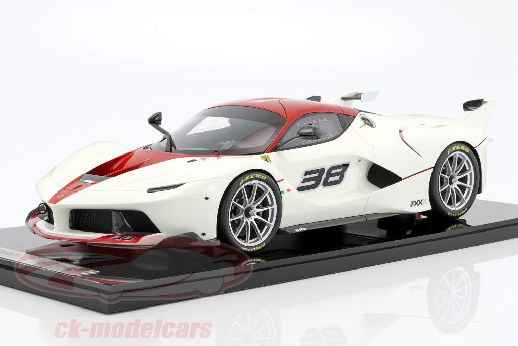 Ferrari FXX-K #38 Branco / vermelho com mostruário 1:12 BBR