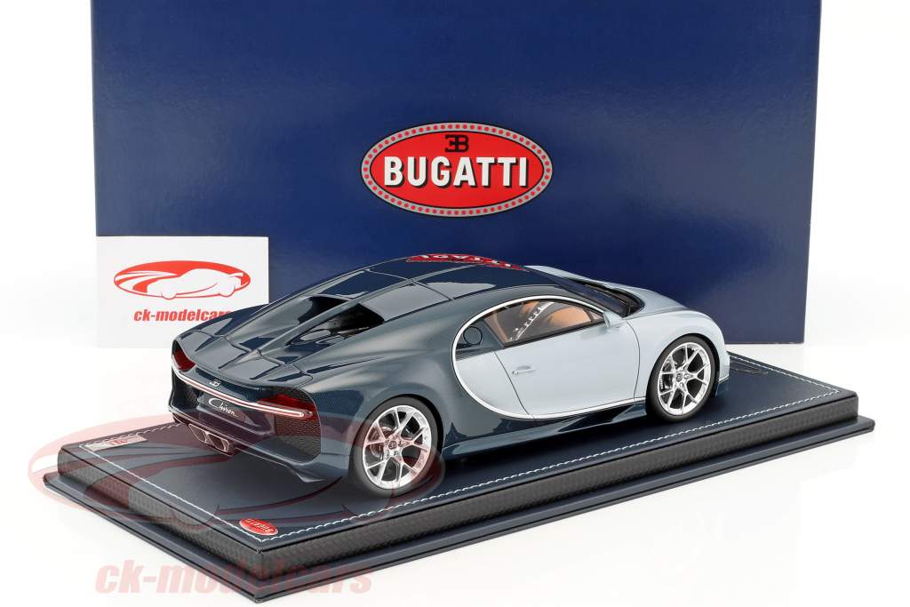 Bugatti Chiron Baujahr 2017 hellblau / dunkelblau 1:18 MR Models