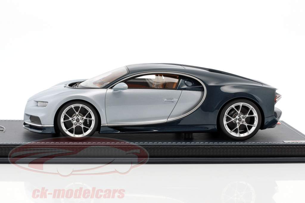 Bugatti Chiron Baujahr 2017 hellblau / dunkelblau 1:18 MR Models