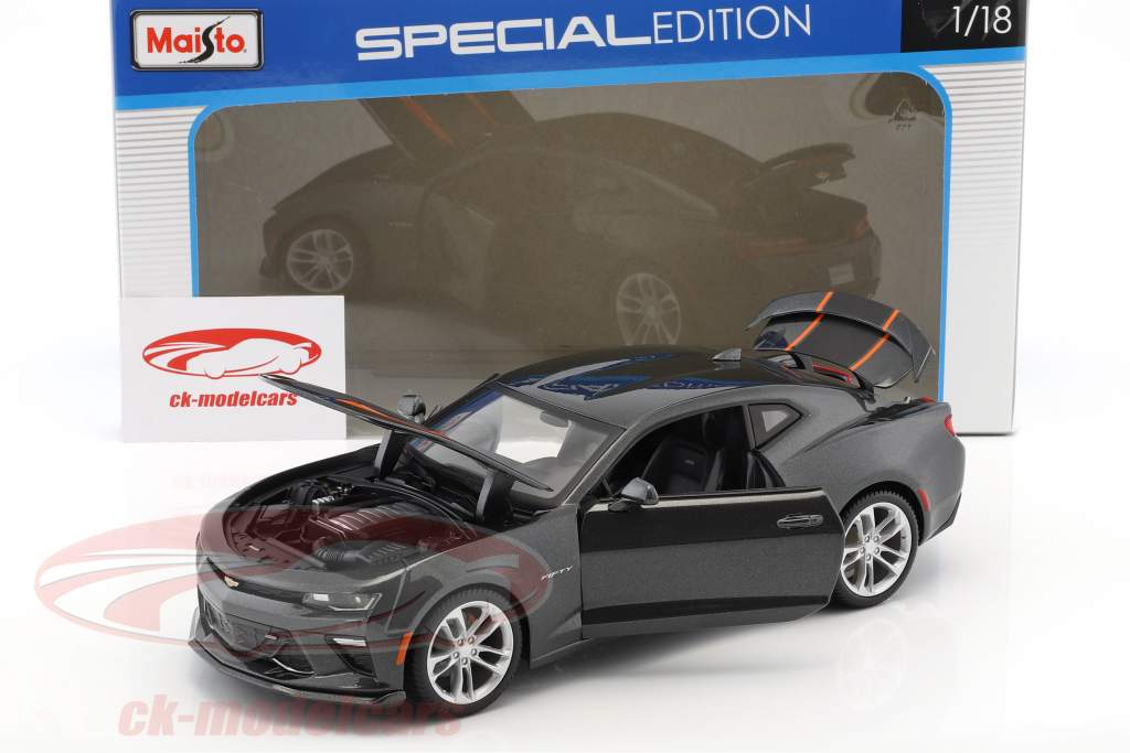 Chevrolet Camaro 50 jaar editie 2017 donker grijs metalen 1:18 Maisto