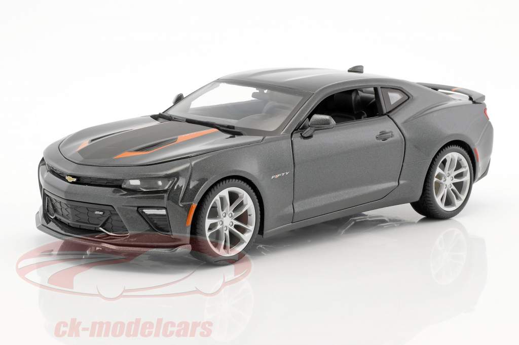 Chevrolet Camaro 50 jaar editie 2017 donker grijs metalen 1:18 Maisto