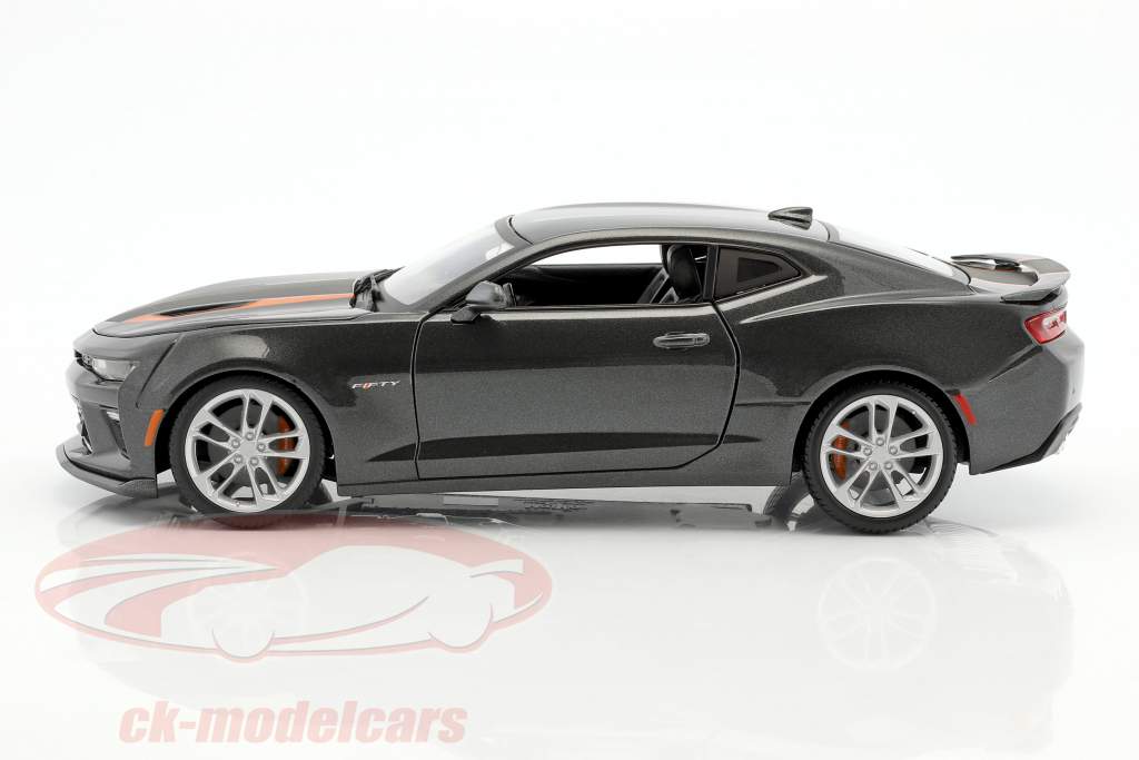 Chevrolet Camaro 50 jaar editie 2017 donker grijs metalen 1:18 Maisto