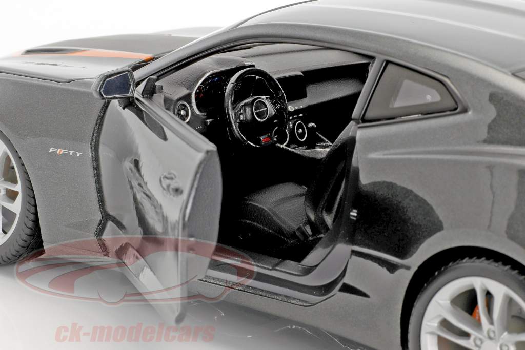 Chevrolet Camaro 50 jaar editie 2017 donker grijs metalen 1:18 Maisto