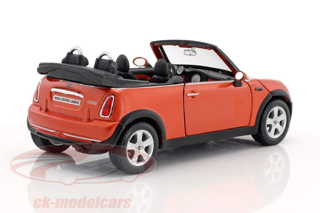 Mini Cooper Cabrio rosso 1:24 Maisto