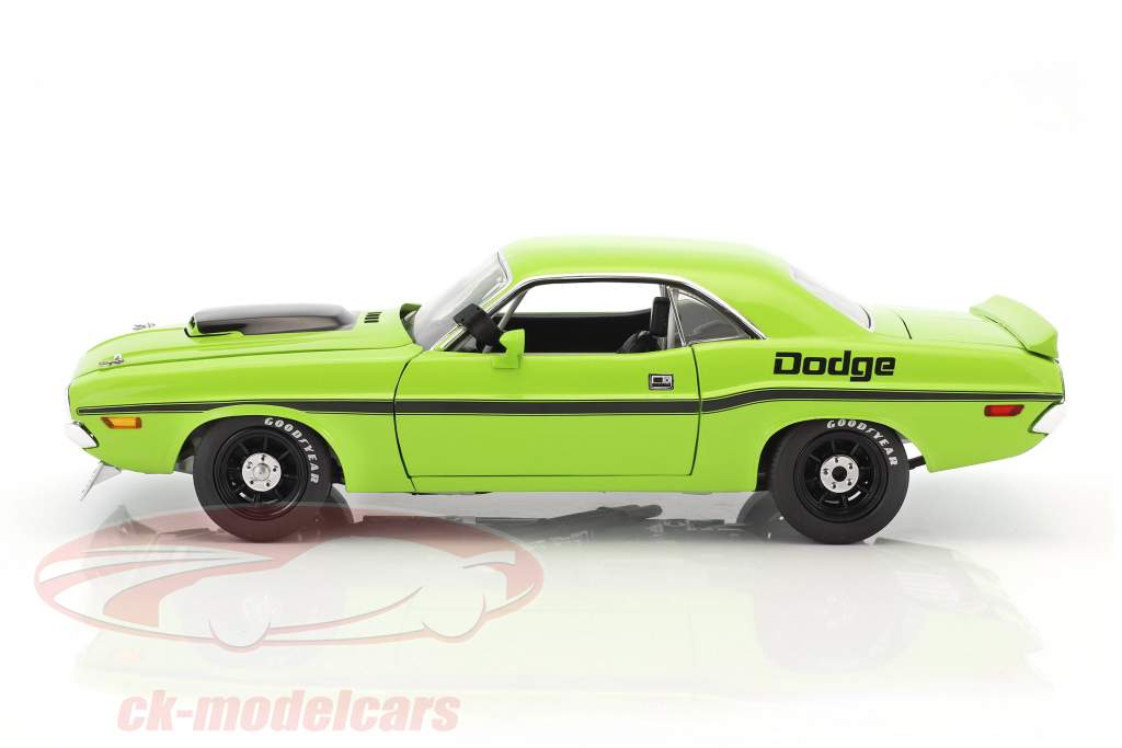 Dodge Challenger Trans Am 1970 Street Version зеленый / черный 1:18 GMP