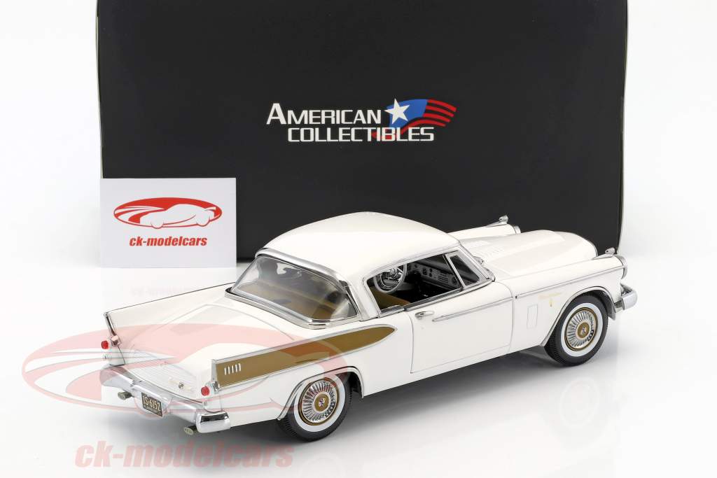 Studebaker Golden Hawk Год постройки 1957 arctic белый 1:18 SunStar